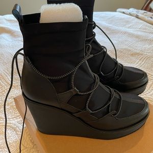 Steve Madden Atomic Black Leather Wedges